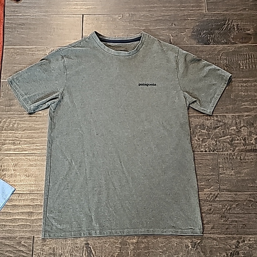 Three Patagonia Women's/Men's T-Shirts - Picture 3 of 7